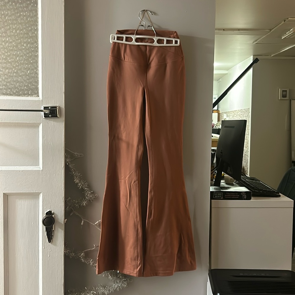 CROSSOVER V-BACK FLARED PANT yogalicious